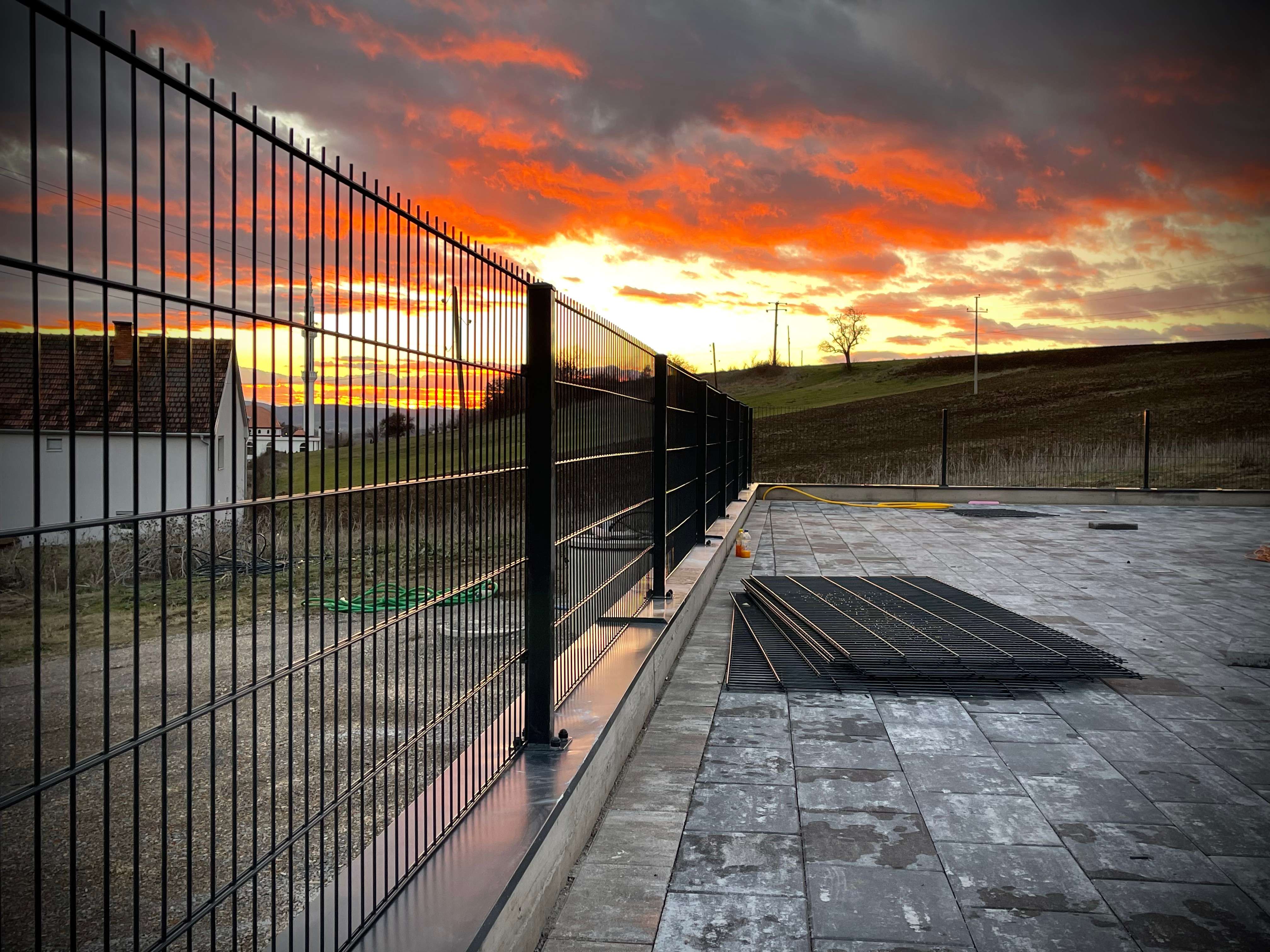 Panele metalike të fortë rrethimi të instaluara profesionalisht për siguri maksimale