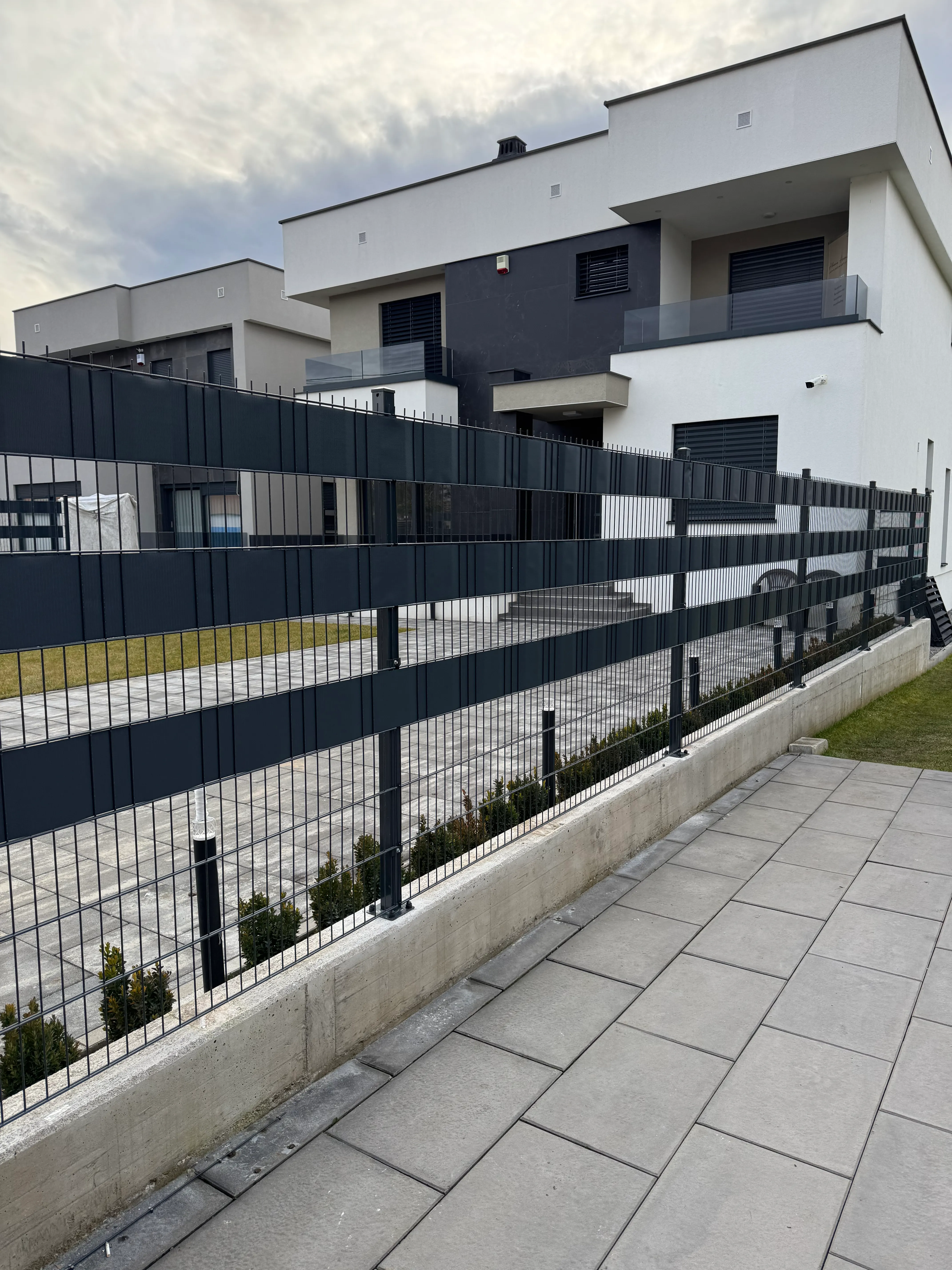 Vilë në Ferizaj me rrethim komplet